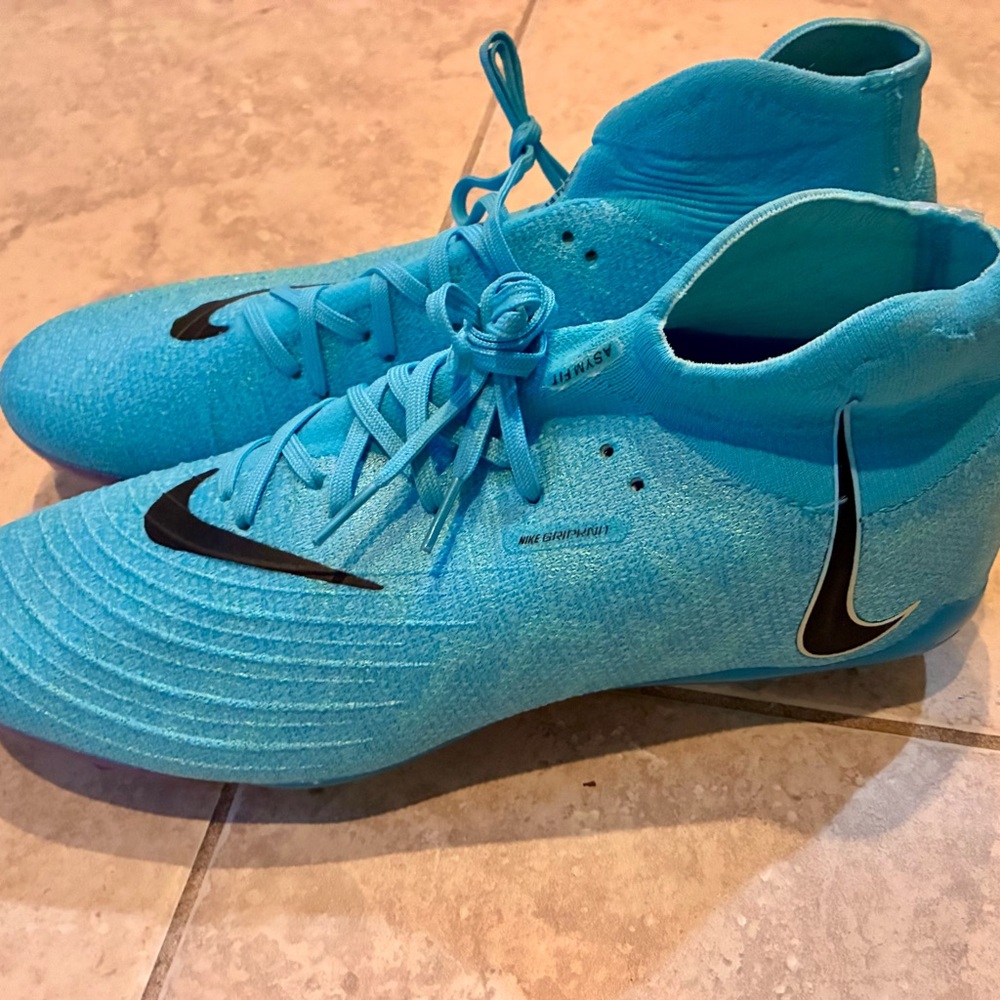 NWOT men’s size 10 Nike Blue Phantom Luna Soccer Cleats